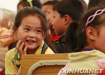 Le 20 mai, Wang Jiawen, fillette venue du village de Beichuan en train de suivre un cours.