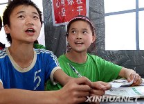 Le 19 mai, des enfants du village de Wenchuan insistent pour continuer les cours sous la tente.