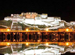 La nuit de Lhasa éclairée par le Palais du Potala