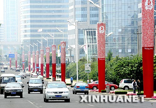 Des torches olympiques géantes des JO de Beijing dans une rue de Qingdao