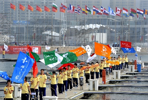 Les habitants de Qingdao acceuillent la torche olympique