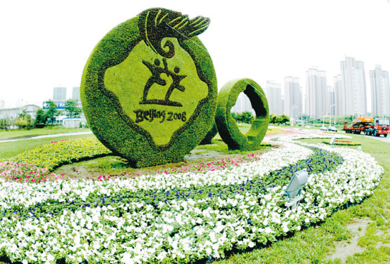 Scrulpture florale représentant les JO dans une rue de Shenyang