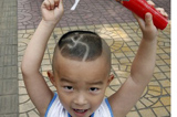Un petit garçon chinois se fait une coiffure originale pour accueillir les Jeux olympiques