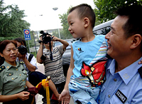 La sortie de l'hôpital du « garçon saluant ses secouristes » Lang Zheng