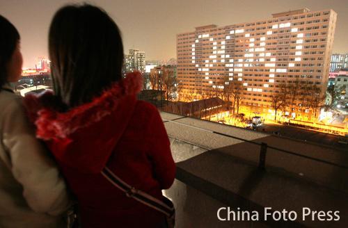 Anneaux olympiques lumineux sur la façade d'un bâtiment