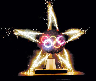 Feux d&apos;artifice sur le thème des anneaux olympiques