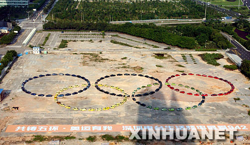 Anneaux olympiques formés par des automobiles