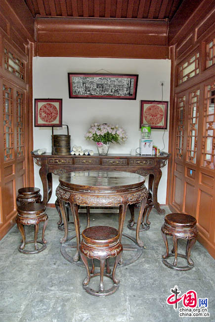 Salle principale de la chambre de l’est : les chaises et la tables ont été fabriquées sous la Dynastie Qing