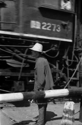 1982 : Un employé à son poste le long de la voie de chemin de fer (Beijing)