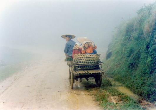 1987 : Villageois dans le brouillard (Province du Guizhou) 