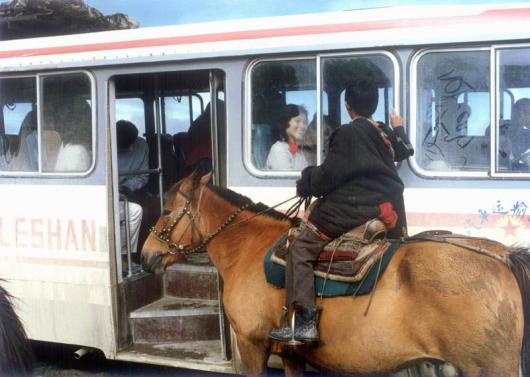 1988 : Bus touristique (Hongyuan, Province du Sichuan)