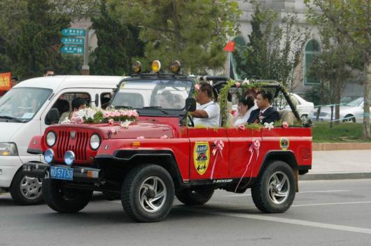 2006 : Jeep lors de la cérémonie d’un mariage à Qingdao (Province du Shandong)