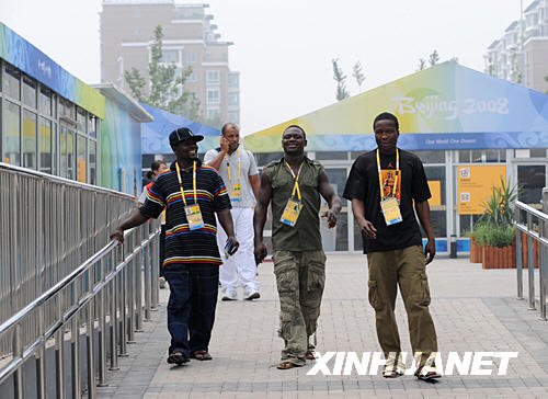 Le 28 juillet, 3 athlètes du Ghana visitent la Rue Culturelle du Village olympique. Une fois installés, des athlètes étrangers commencent petit à petit à se familiariser à leur nouvel environnement.