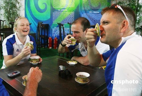 Le 28 juillet, les athlètes anglais de l’équipe de plongeon s’initient à la culture chinoise en dégustant du thé.