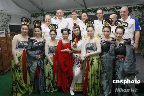 Photo de groupe des danseurs chinois et des athlètes anglais