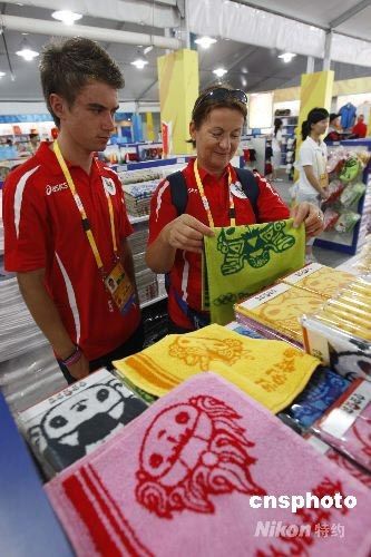 Le 29 juillet, 2 athlètes polonais achètent une serviette à l’effigie d’un FU Wa (mascotte des JO de Beijing)