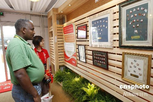 Le 29 juillet, certains athlètes admirent des souvenirs dans le Centre d’échange des Souvenirs du Village olympique.