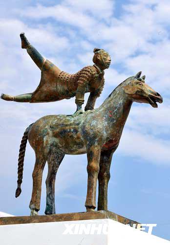 De l'antiquité à nos jours : statue en terre cuite en train de faire du cheval d'arçon