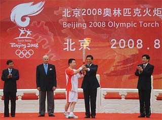 Le premier jour du relais de la flamme olympique à Beijing durera quatre heures avec 433 relayeurs