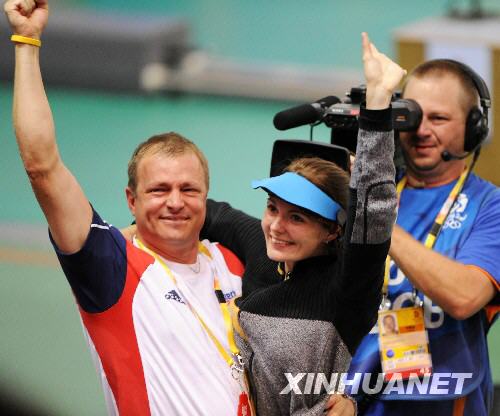 La tireuse tchèque Katerina Emmons la première métaille d'or des JO de Beijing.