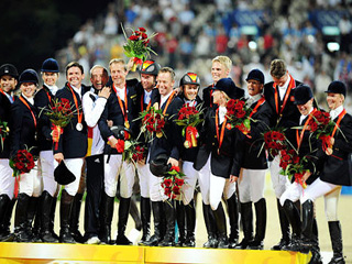 JO 2008/équitation-concours complet: l'Allemagne gagne la première médaille d'or équestre