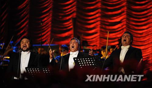 Le 13 août, les trois nouveaux meilleurs ténors du monde : Ramon Vargas ( à gauche),Salvatore Licitra (au centre) et Marcello Giordani (à droite) ont participé ensemble au concert qui a eu lieu au Grand Palais du peuple de Beijing.