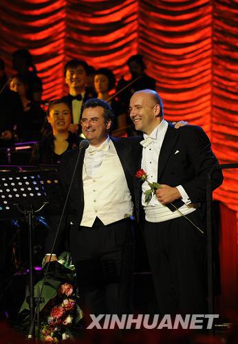Marcello Giordani (à gauche) et le directeur du concert rendent hommage aux spectateurs après la représentation.