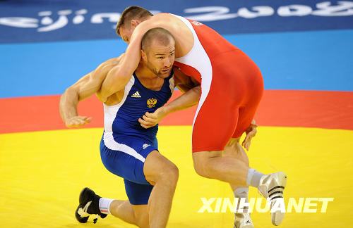 Lutte gréco-romaine 96kg Hommes: le Russe Khushtov remporte la médaille d'or