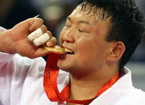 Le 14 août, le Mongol, Tuvshinbayar Naidan, s'est imposé face au Kazakhstanais, Askhat Zhitkeyev, en décrochant la médaille d'or de judo dans la catégorie des moins de 100 kg lors des Jeux olympiques de Beijing.C'est la première médaille d'or des jeux olympiques remportée par la Mongolie.