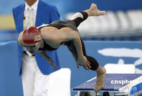 Le 10 août, Zhang Lin, a décroché la médaille d'argent du 400m nage libre le premier jour des épreuves de natation. Il est le premier nageur de la délégation chinoise à avoir remporté une médaille olympique.