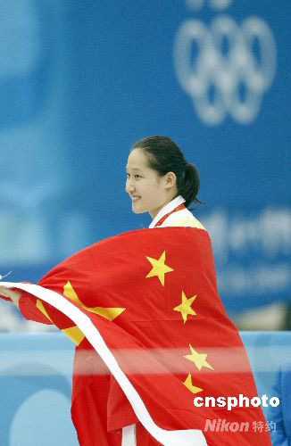 Le 14 août, Liu Zige, jeune nageuse chinoise âgée de 19 ans a décroché la médaille d'or en établissant un nouveau record du monde en 2'04''18 lors de l'épreuve du 200m papillon femme.C'est la première médaille d'or remportée par l'équipe chinoise féminine dans les épreuves de natation aux JO de Beijing.