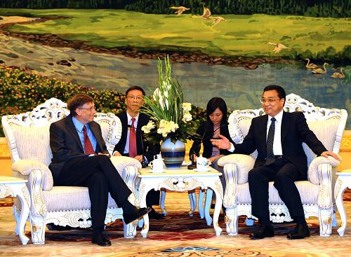 Bill Gates (à gauche) et Li Keqiang (à droite)