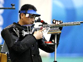 Le Chinois Qiu Jian remporte l'or du 50m rifle 3 positions aux JO