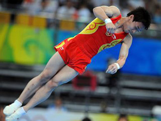 JO-2008/gymnastique artistique: le Chinois Zou Kai gagne la médaille d'or de l'épreuve d'exercices au sol hommes