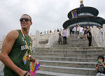 Un champion olympique, nouvellement sacré, visite le Temple du Ciel
