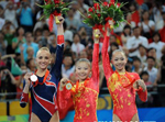 la Chinoise He Kexin gagne la médaille d'or pour les barres asymétriques Femmes