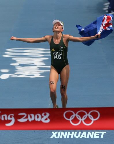 L'Austrailienne Emma Snowsill remporte la médaille d'or du triathlon féminin des JO
