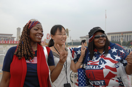 Une Chinoise en compagnie de deux touristes américaines sur la Place Tian'anmen au coeur de Beijing. 