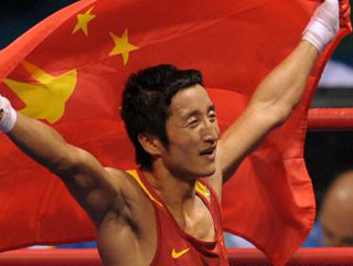 Le boxeur chinois Zou Shiming remporte la médaille d'or dans la catégorie des -48 kg Hommes aux JO de Beijing