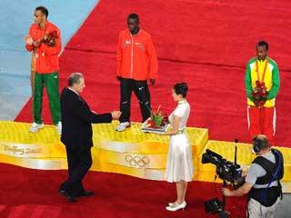 罗格为北京奥运会男子马拉松获得奖牌者颁奖[组图]