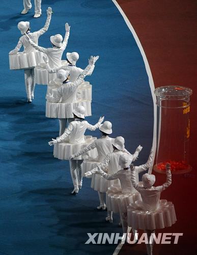 9月17日，北京2008年残奥会闭幕式将在国家体育场进行。这是“邮递员”在仪式前入场。