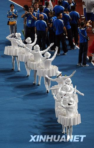 9月17日，北京2008年残奥会闭幕式将在国家体育场进行。这是“邮递员”在仪式前入场。
