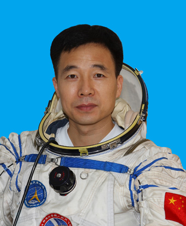 Le  vaisseau spatial Shenzhou-7 transportera Zhai Zhigang, Liu Boming  et Jing Haipeng, tous âgés de 42 ans, pour la troisième mission  spatiale habitée de la Chine qui comprendra une sortie  extravéhiculaire dans l'espace, la première du pays.  