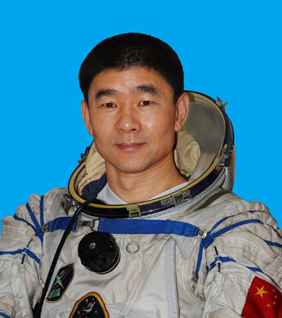 Le  vaisseau spatial Shenzhou-7 transportera Zhai Zhigang, Liu Boming  et Jing Haipeng, tous âgés de 42 ans, pour la troisième mission  spatiale habitée de la Chine qui comprendra une sortie  extravéhiculaire dans l'espace, la première du pays.  