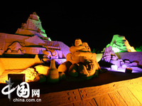 Illuminations nocturnes des sculptures de sable