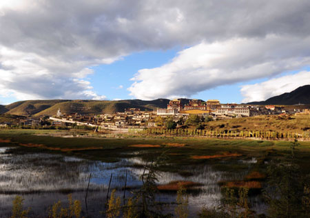 Photo d'un paysage pittoresque à Shangri-la, dans la province du Yunnan (sud-ouest de la Chine). (photo prise le 11 octobre)