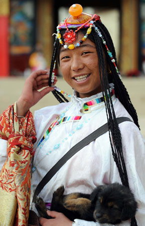 Photo d'une Tibétaine souriante, à Shangri-la dans la province du Yunnan (sud-ouest de la Chine). (photo prise le 11 octobre)