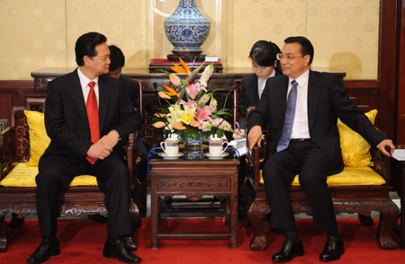 La Chine et le Vietnam doivent continuer à faire avancer la coopération commerciale afin de  réaliser des affaires mutuellement avantageuses, a dit mercredi à  Beijing le vice-Premier ministre chinois Li Keqiang lors de sa  rencontre avec le Premier ministre vietnamien Nguyen Tan Dung.   