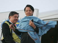 Arrivée à Beijing de la présidente des Philippines pour l'ASEM