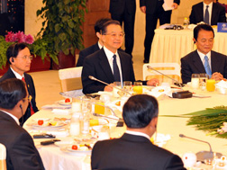Le Premier ministre chinois discute de la crise financière lors d'un petit déjeuner avec des chefs d'Etat